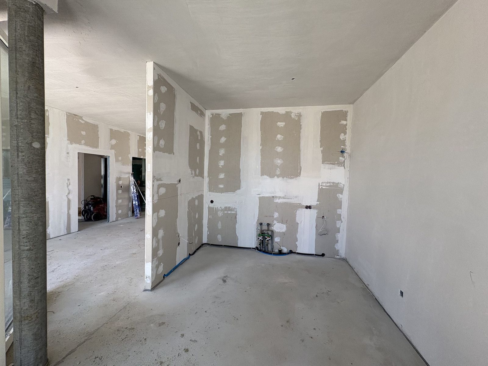 Photo de chantier de la même cuisine, niche brute avant pose.